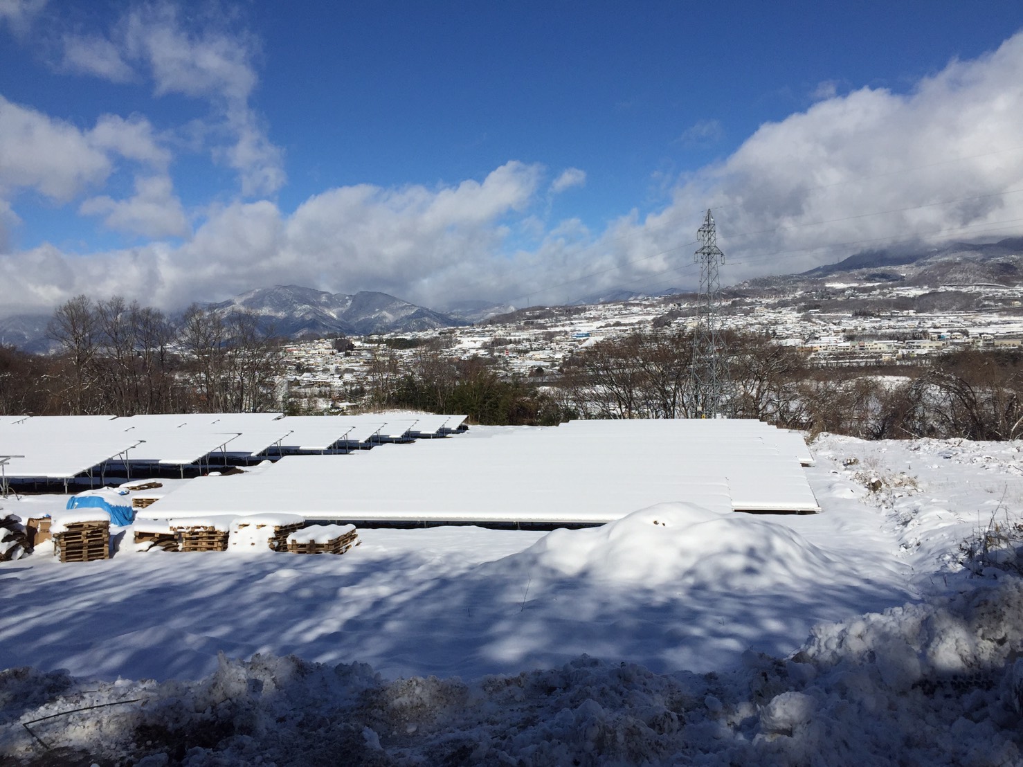 太陽光パネル真っ白🎵太陽と光と雪の輝きのコラボ🌏